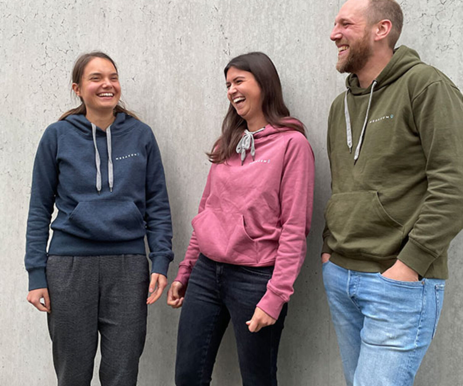 Johanna Braun, Franziska Unseld und Dominik Brosa tragen den mesakumo Hoodie in ihrer Lieblingsfarbe